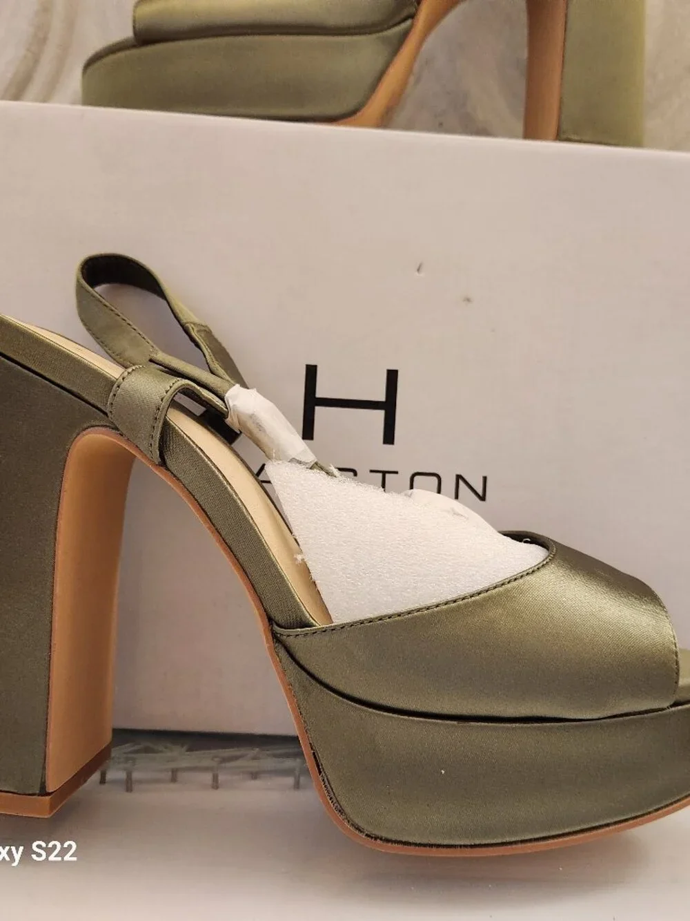 H By Halston Olive Green Platform Sandals. NIB. Size 9